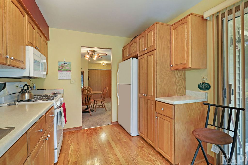 Image 8 of property listing at 320 N Thornwood Drive 320, Mchenry, IL 60050