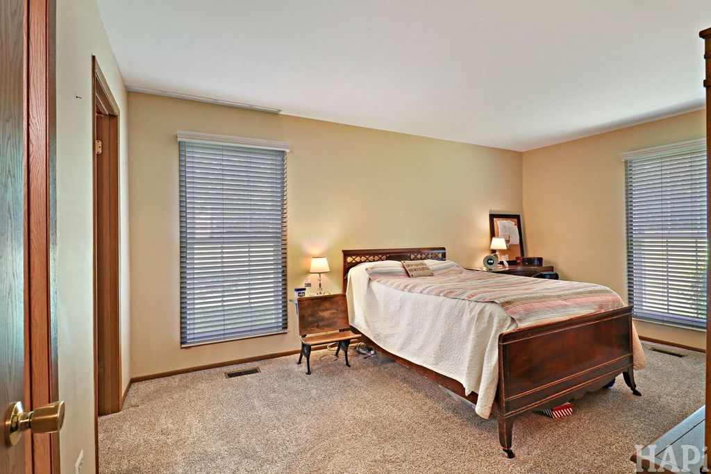 Image 9 of property listing at 320 N Thornwood Drive 320, Mchenry, IL 60050