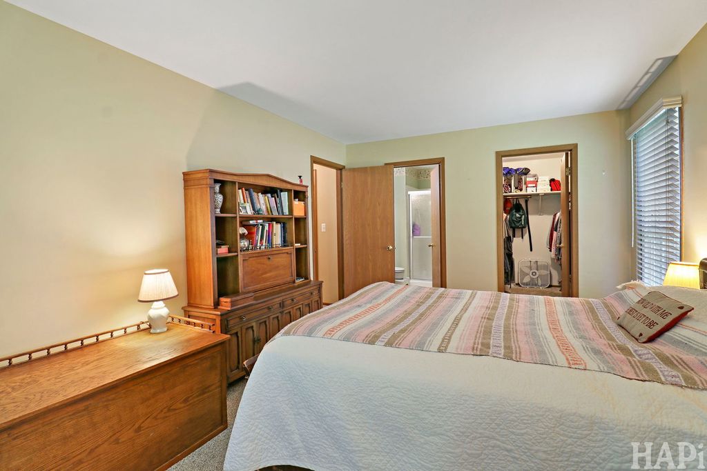 Image 10 of property listing at 320 N Thornwood Drive 320, Mchenry, IL 60050