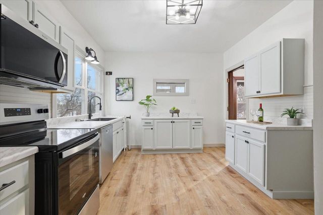 319 W Linden DRIVE, Jefferson, WI 53549