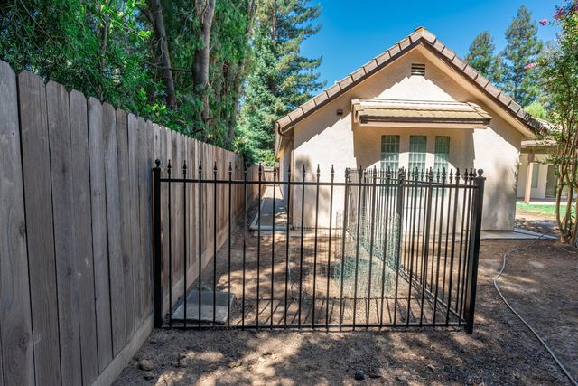 6542 N Rafael Avenue, Fresno, CA 93711
