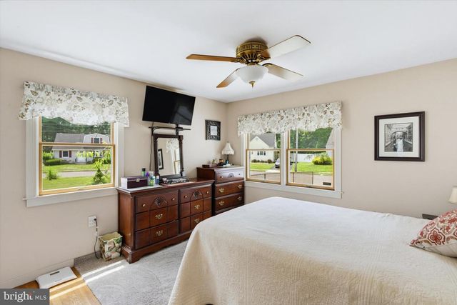 49 LONGWOOD DR, Hamilton, NJ 08620