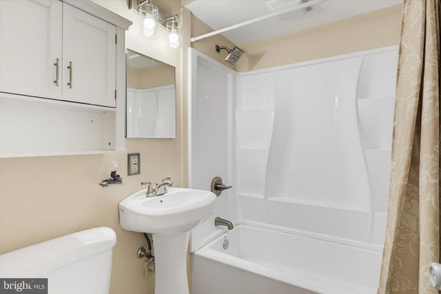 49 LONGWOOD DR, Hamilton, NJ 08620