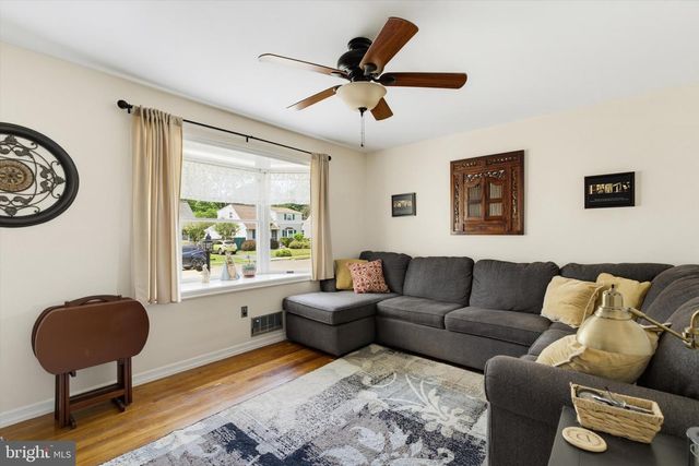 49 LONGWOOD DR, Hamilton, NJ 08620