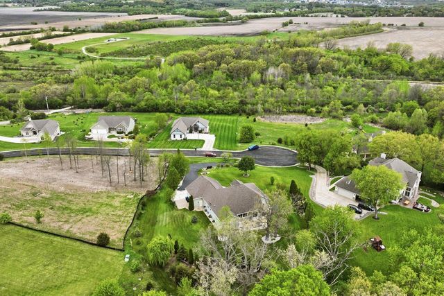 S30W27725 Creekside COURT, Waukesha, WI 53188
