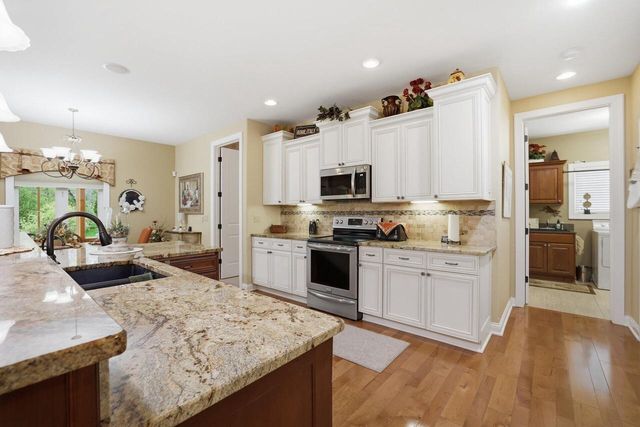 S30W27725 Creekside COURT, Waukesha, WI 53188