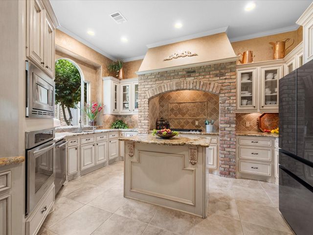 2750 N Southern Oaks Drive, Houston, TX 77068