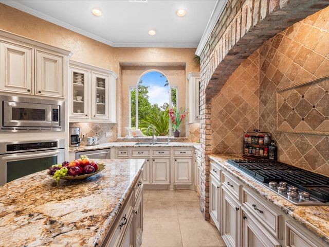 2750 N Southern Oaks Drive, Houston, TX 77068