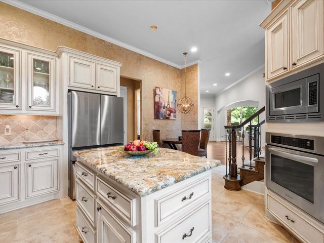 2750 N Southern Oaks Drive, Houston, TX 77068