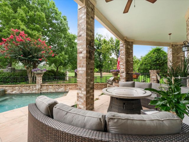 2750 N Southern Oaks Drive, Houston, TX 77068