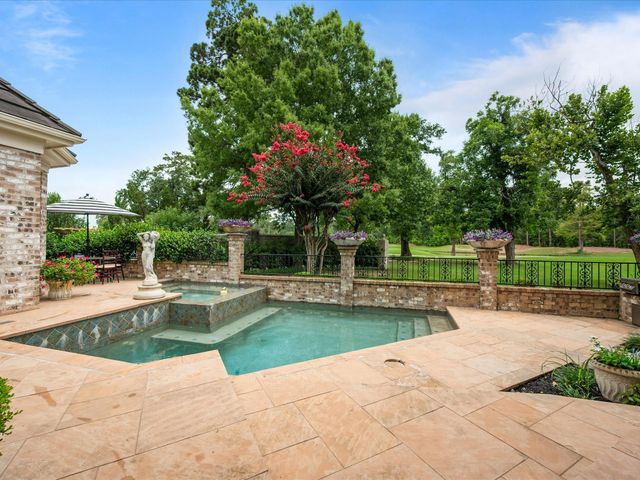 2750 N Southern Oaks Drive, Houston, TX 77068