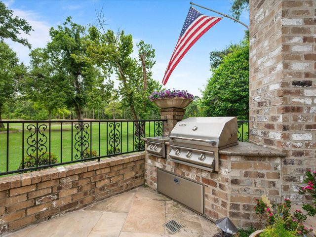 2750 N Southern Oaks Drive, Houston, TX 77068