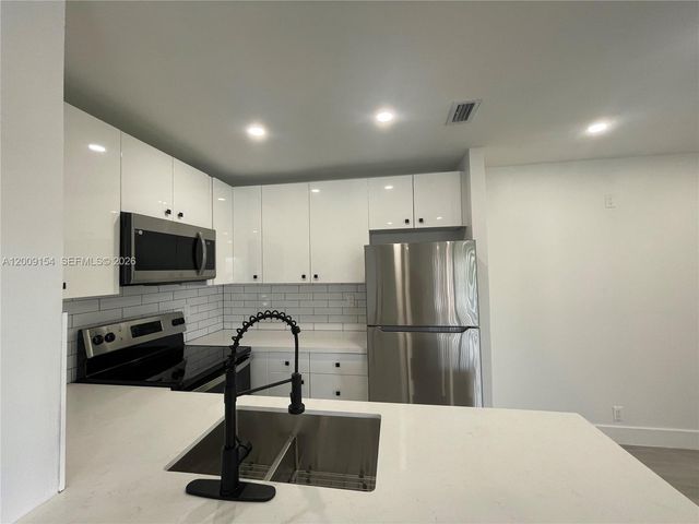 10016 Winding Lake Rd 202, Sunrise, FL 33351