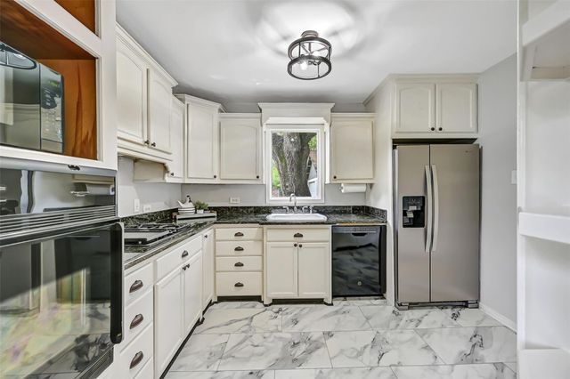 403 S Lee Street, Alvin, TX 77511