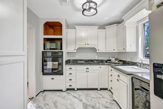 403 S Lee Street, Alvin, TX 77511