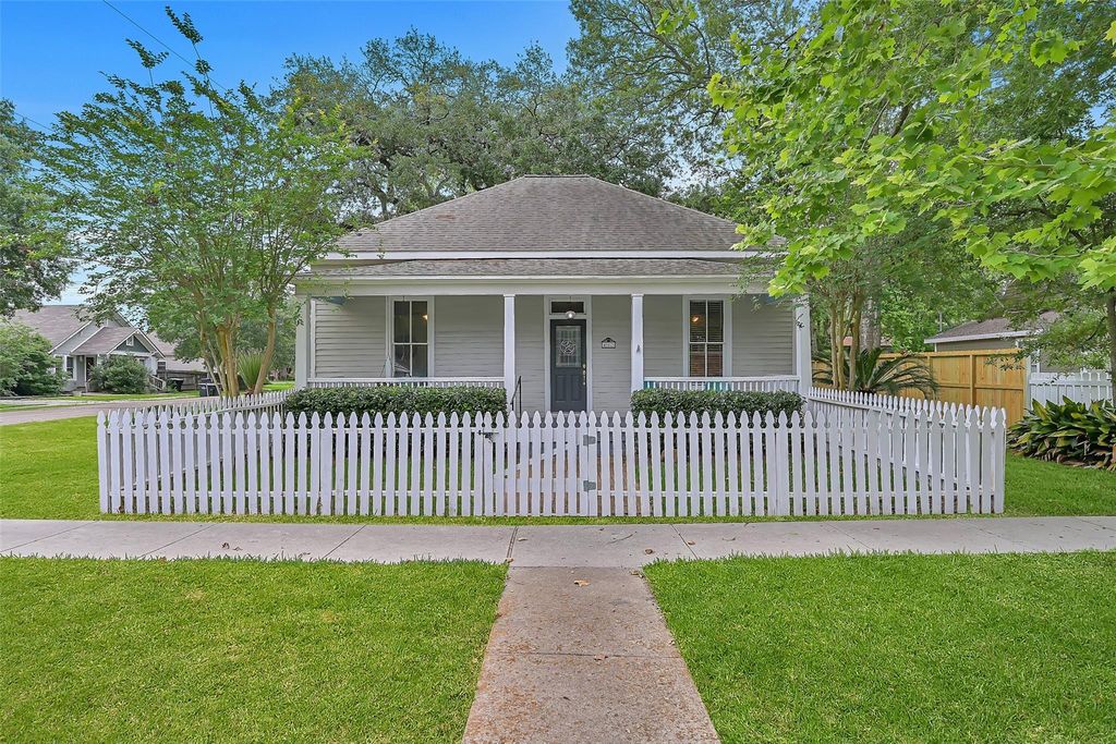 403 S Lee Street, Alvin, TX 77511