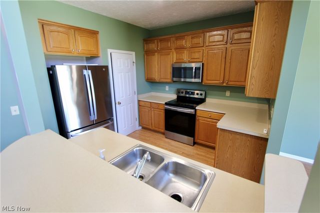 27242 Emerald Oval S, Olmsted Twp, OH 44138