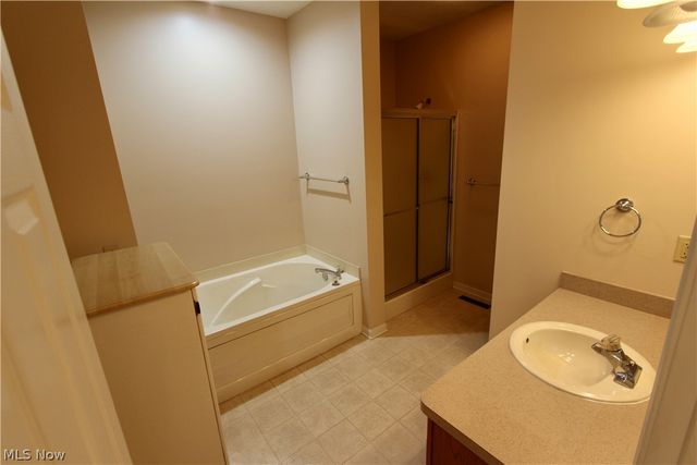 27242 Emerald Oval S, Olmsted Twp, OH 44138