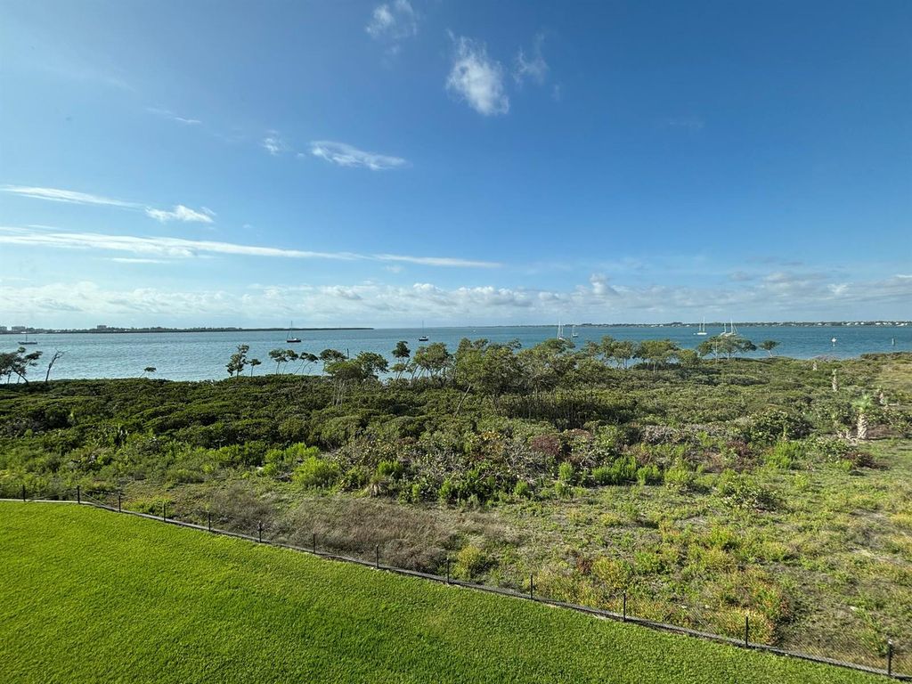 Image 20 of property listing at 27 Harbour Isle Drive W 305, Fort Pierce, FL 34949