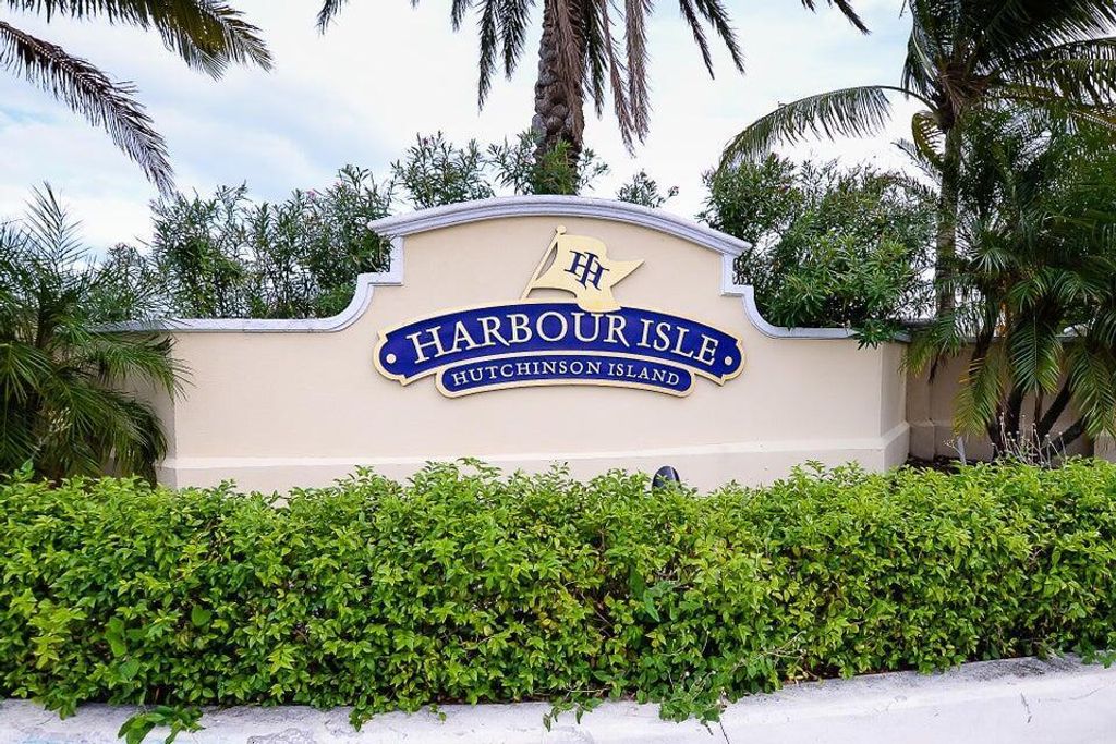 Image 25 of property listing at 27 Harbour Isle Drive W 305, Fort Pierce, FL 34949