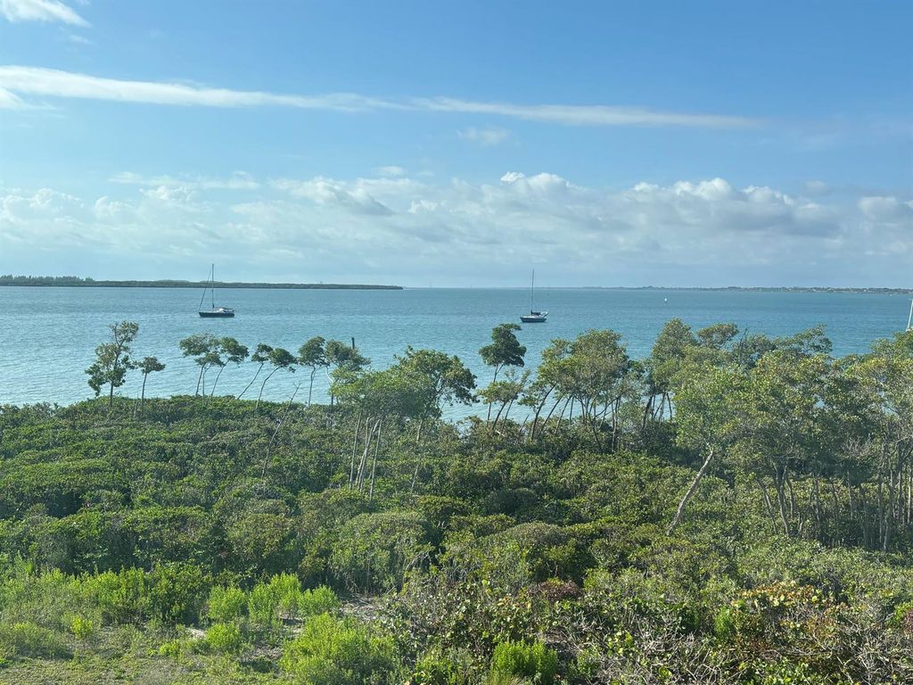 Image 8 of property listing at 27 Harbour Isle Drive W 305, Fort Pierce, FL 34949