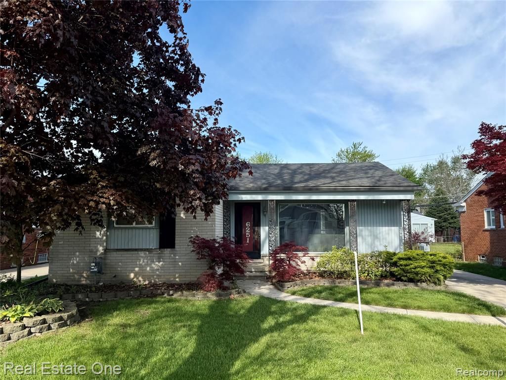 6251 N Charlesworth Street, Dearborn Heights, MI 48127
