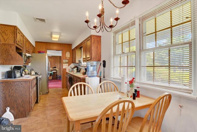 5 GREENWAY DR, Mechanicsburg, PA 17055