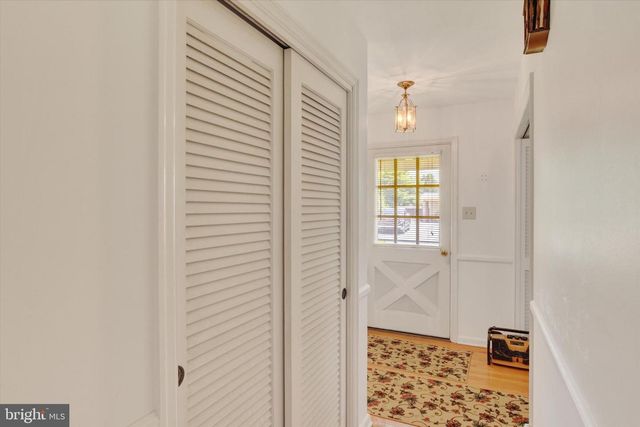 5 GREENWAY DR, Mechanicsburg, PA 17055