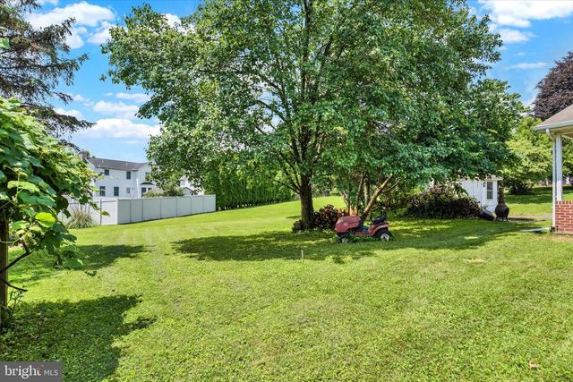 5 GREENWAY DR, Mechanicsburg, PA 17055