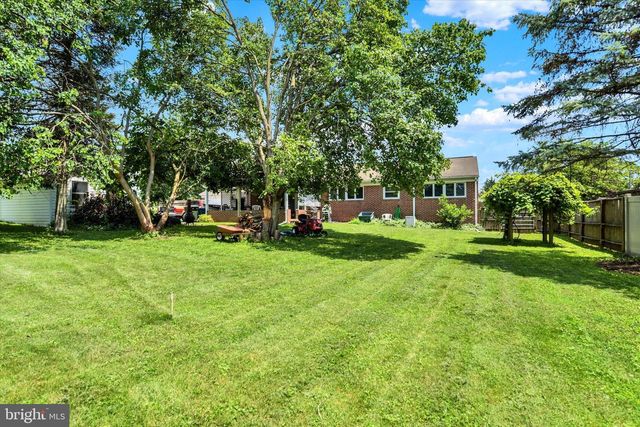 5 GREENWAY DR, Mechanicsburg, PA 17055