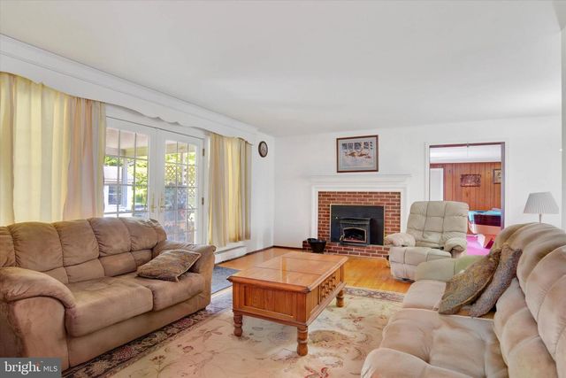 5 GREENWAY DR, Mechanicsburg, PA 17055