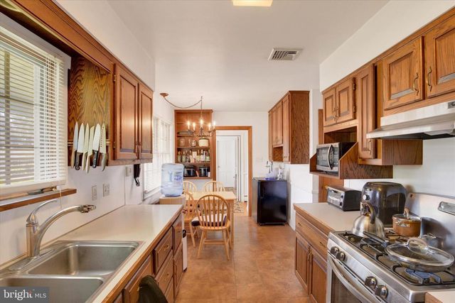 5 GREENWAY DR, Mechanicsburg, PA 17055