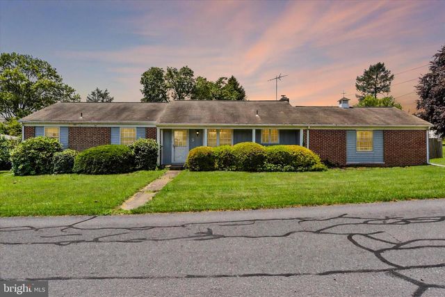 5 GREENWAY DR, Mechanicsburg, PA 17055