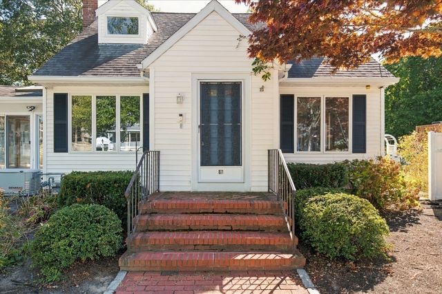 67 Ellsworth Dr, Falmouth, MA 02536