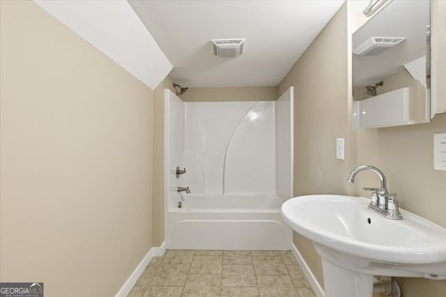 305 Grove Avenue SE, Lindale, GA 30147