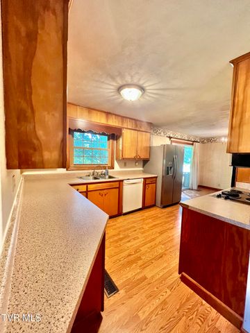 2703 Schumway Drive, Johnson City, TN 37601