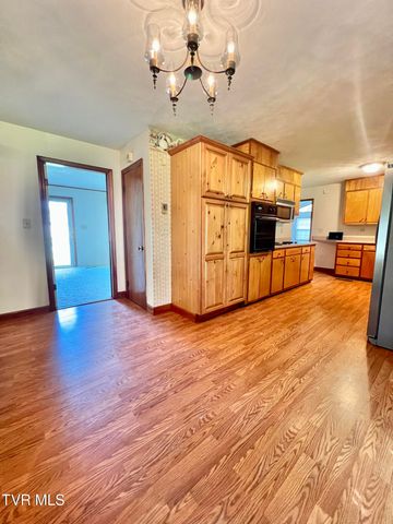 2703 Schumway Drive, Johnson City, TN 37601