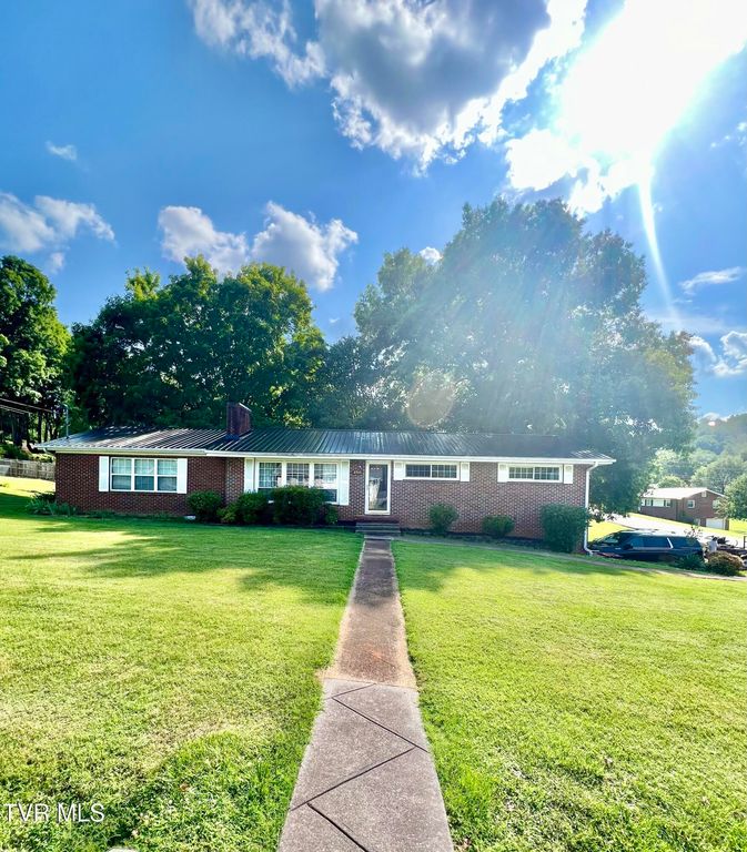 2703 Schumway Drive, Johnson City, TN 37601