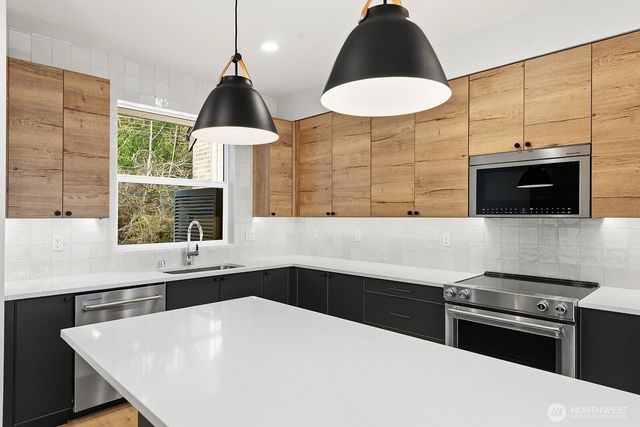 720 Newport Way NW, Issaquah, WA 98027