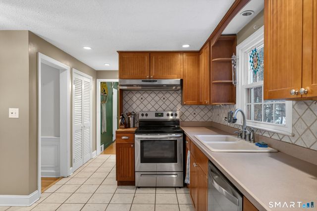 7 Grimes Brook Place, Simsbury, CT 06070