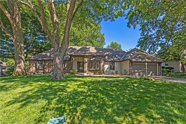 1208 NW Fairway Circle, Blue Springs, MO 64014