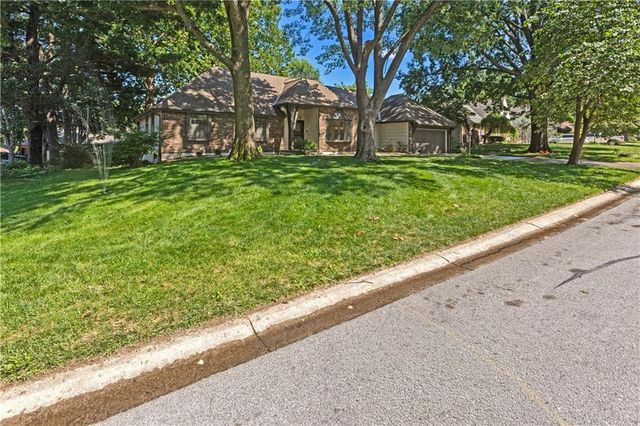1208 NW Fairway Circle, Blue Springs, MO 64014