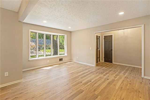1208 NW Fairway Circle, Blue Springs, MO 64014