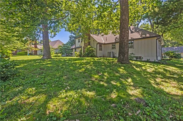 1208 NW Fairway Circle, Blue Springs, MO 64014