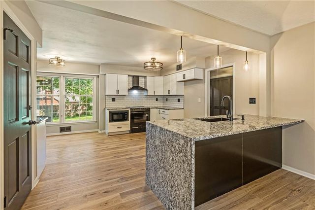 1208 NW Fairway Circle, Blue Springs, MO 64014