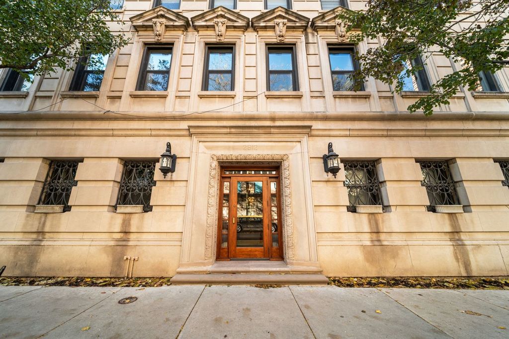 2912 N COMMONWEALTH Avenue 1A, Chicago, IL 60657