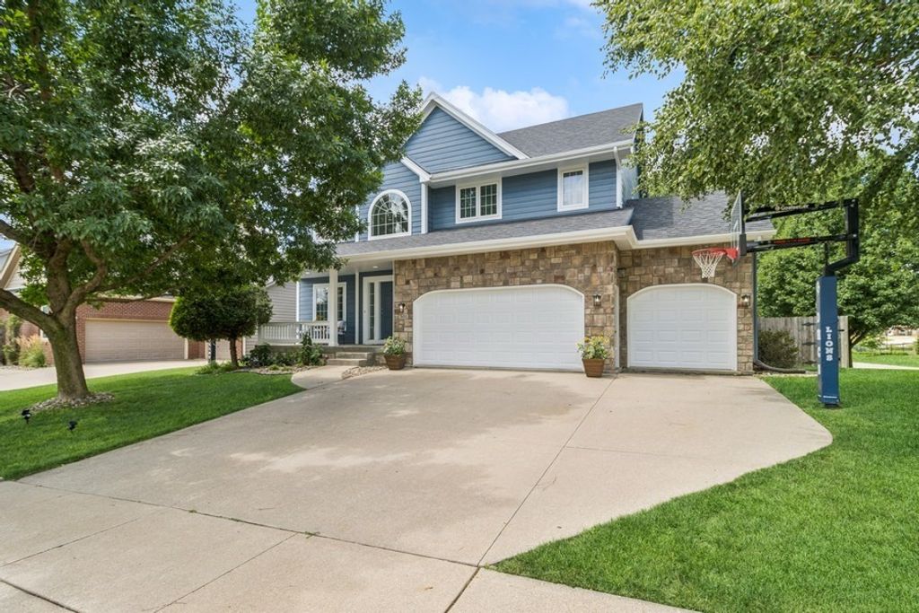 301 S 62nd Street, West Des Moines, IA 50266