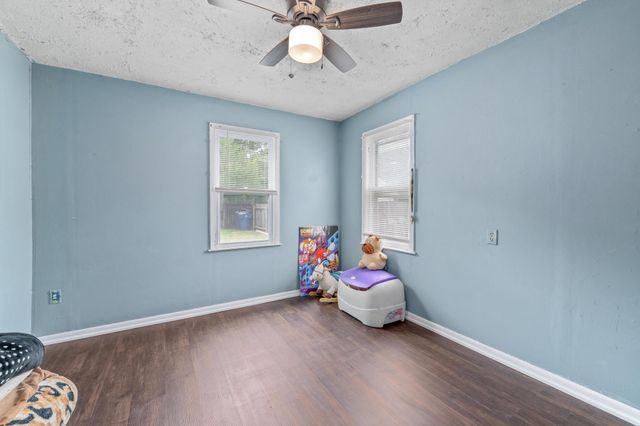 429 W 5th St, Newton, KS 67114