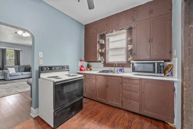 429 W 5th St, Newton, KS 67114