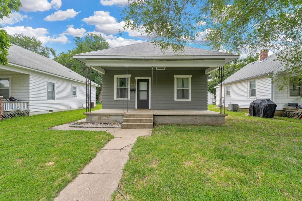 429 W 5th St, Newton, KS 67114